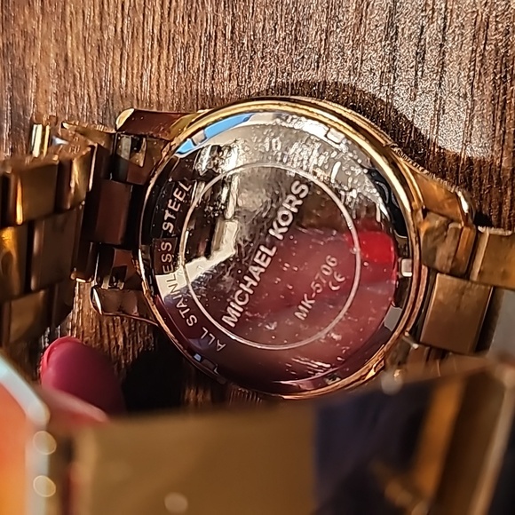 Michael Kors Gold Logo watch - Picture 7 of 9